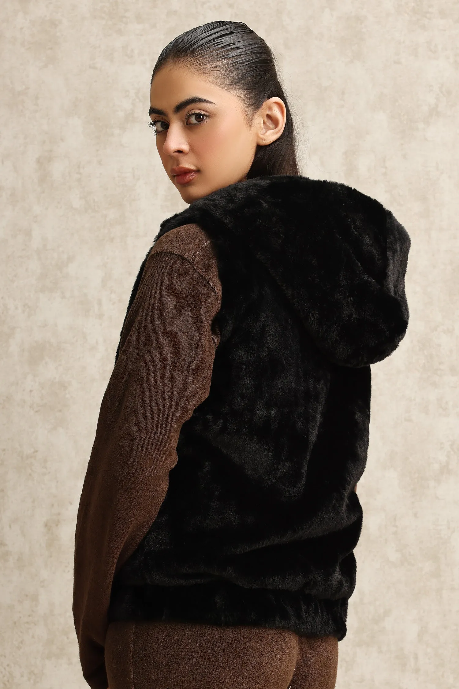 COZY SLEEVELESS FUR JACKET-BLACK